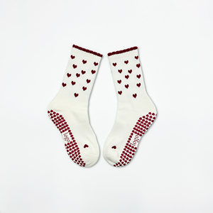 Chaussettes de yoga et de pilates blanches pour femmes, avec cœurs rouges, antidérapantes, logo imprimé, en coton, pour usage quotidien, pour adultes, chaussettes de sport. - Product Image 2