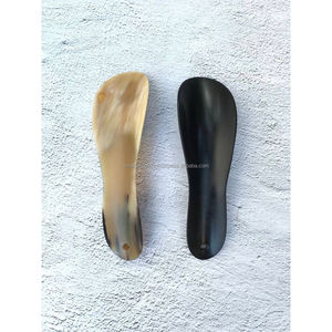 Calzador de Cuerno de Toro Tallado a Mano, Resistente y Duradero, con Mango Largo y Cómodo, Ayuda para Calzarse Zapatos y Botas, Diseño de Ángel - Product Image 1