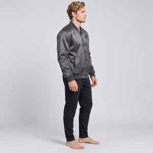 Veste en satin pour homme, fabriquée avec un tissu de qualité supérieure, détails élégants, coupe confortable, construction durable et finition raffinée. - Product Image 2