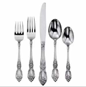 Juego de cubiertos de acero inoxidable con acabado plateado, más que una simple vajilla, un legado de brillo, prestigio y perfección real. - Product Image 1