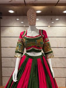 Conjunto Étnico de Chaniya Choli de Seda y Algodón Romano Premium con Dupatta con Trabajo de Espejos Reales para Bodas y Navratri - Product Image 2