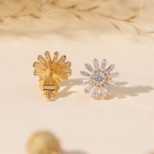 Boucles d'oreilles clous en diamant de laboratoire motif soleil, boucles d'oreilles étoile en diamant baguette, clous dorés imposants, bijoux de mariage, cadeau - Product Image 2