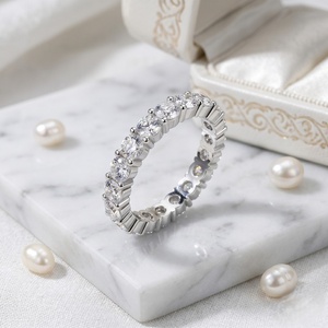 Bague éternité à sertissage à griffes, taille ronde, 3.05 carats au total - Product Image 3