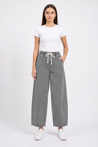 Pantalon en jean uni pour femme, coupe ample, avec cordon de serrage, taille entièrement élastique, respirant et confortable, logo sur la poche arrière droite - Product Image 1