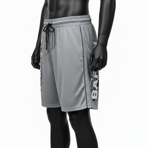 Pantalones cortos deportivos de malla para hombre, color gris claro, con paneles laterales, logotipo personalizado serigrafiado, cintura con cordón ajustable. Pantalones cortos de malla para hombre. - Product Image 2
