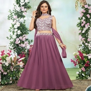 Conjunto de lehenga choli de lavanda con blusa bordada de diseñador y falda de georgette, ropa étnica india para bodas y fiestas para mujeres. - Product Image 1