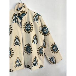Chaqueta de Terciopelo de Primera Calidad con Bordado Floral Hecho a Mano, Prenda Exterior Étnica Boho Única para Mujer - Product Image 4