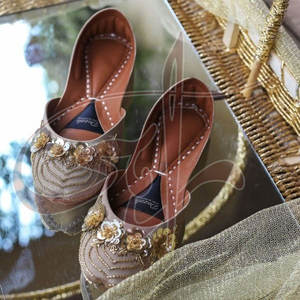 Khussa de Mujer de Alta Calidad Antideslizante y a la Moda con Suela Antideslizante y Parte Superior de Seda Cruda para Uso en Exteriores en Todas las Estaciones - Product Image 4