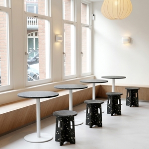 Table à manger en plastique recyclé, design moderne, imperméable, durable, écologique, empilable, structure métallique, montage facile, pour l'extérieur - Product Image 5