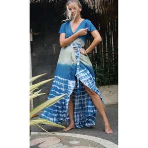 เดรสยาวผูกเอวสไตล์ลำลองสำหรับฤดูร้อน ทำมือ ลายมัดย้อม ดีไซน์แขนสั้นและผูกด้านหลัง - Product Image 5