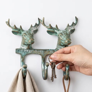 Ensemble de 3 crochets muraux Ba Verdigris en forme de tête de cerf, design animalier vintage en métal pour le rangement des vêtements - Product Image 3