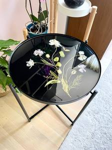Mesa Auxiliar de Resina Botánica Negra con Acentos de Flores Prensadas en Epoxi - Product Image 4