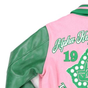 Chaqueta Varsity Rosa y Verde AKA, Cuerpo de Lana, Mangas de Cuero, Letras Bordadas en Chenille, Cierre de Botones a Presión, Ropa Exterior para Mujer - Product Image 5