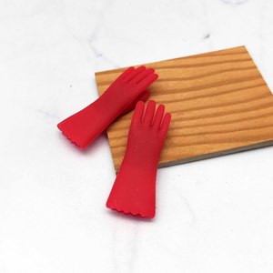 Gants miniatures en silicone rouge, accessoire de maison de poupée, modèle décoratif pour la décoration de chambre et les jeux d'imitation, pour les 14 ans et plus - Product Image 4