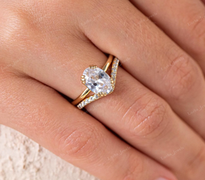 Anillo de Compromiso Personalizado de Oro Blanco de 14K con Diamante Moissanita Ovalado de Corte Brillante de 7x9mm, Engaste de Puntas, Estilo Clásico - Product Image 5