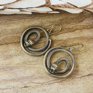 Pendientes Colgantes de Serpiente de Diseño Vintage, Joyería Boho de Latón para Mujer, Acabado de Latón Antiguo, Espiral, Animal, Gótico, Venta al por Mayor/OEM/ODM - Product Image 5