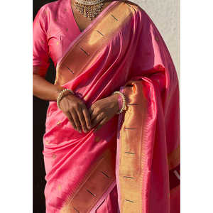 ผ้าไหมพิธานีแบบดั้งเดิมพิเศษ สีชมพูอ่อน พร้อมลายปักดิ้นทอง วิธะลา ก็อด เสื้อผ้าอินเดียและปากีสถาน ผ้าทอชั้นดี น้ำหนัก 650 กรัม - Product Image 3