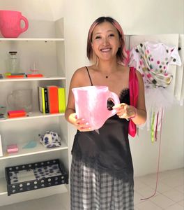 Carafe en verre résistante à la chaleur au design classique, soufflée à la main, avec bec verseur et décorations en résine colorée, idéale pour les fêtes - Product Image 5