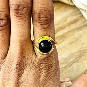 Bague en laiton au design unique, minimaliste, avec onyx noir, bijoux bohèmes en laiton pour femme, plaqué or 18 carats, solitaire vague, vente en gros/OEM/ODM - Product Image 6