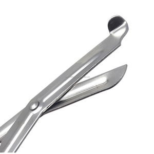 Tijeras para Trauma EMT de 5.5 Pulgadas de Alta Calidad, Mango Rojo, Tijeras Médicas para Vendajes, Acero Inoxidable, Uso Manual, Resistentes, Certificación CE ISO - Product Image 6