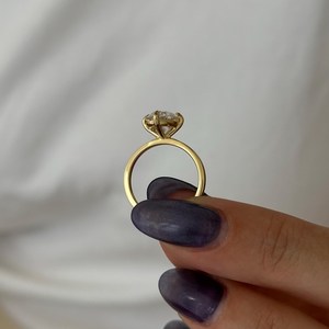 Bague de fiançailles avec diamant ovale de 2,5 carats, E VVS2, cultivé en laboratoire, sertie de pierres, or jaune 14 carats, bague solitaire unique, certifiée IGI - Product Image 3