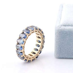 Anillo de Compromiso y Eternidad de Lujo en Oro Amarillo de 14K/18K con Zafiro Azul Corte Ovalado, Joyería Personalizada al por Mayor - Product Image 6