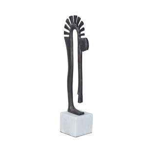 Escultura moderna abstracta de hombre con franjas negras, figura artística hecha a mano para decoración de mesa de sala de estar - Product Image 4