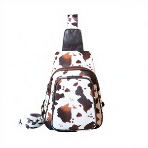 Sac de poitrine en cuir PU à imprimé vache, bandoulière réglable, poche avant zippée, sac à bandoulière souple et tendance pour femme, usage quotidien - Product Image 3