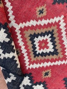 Tapis artisanal du Gujarat à motif abstrait rouge, noir et blanc en laine et acrylique, rectangulaire, tufté à la main, écologique, décoration moderne pour la maison - Product Image 5