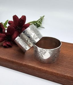 Exclusivo anillo de servilleta metálico que ofrece un estilo sofisticado para eventos y reuniones de alta gama. - Product Image 1