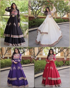 Conjunto de Lehenga de Algodón Kora de Diseñador con Hilo Gamthi, Trabajo de Espejo Real y Shrug Gota Patti - Product Image 2
