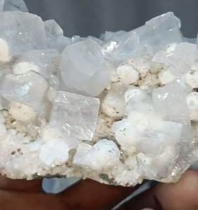 Ocanita en bola con apofilita, grupo de formaciones blancas raras, minerales de la mejor calidad, geoda de la India, Jalgao, Maharashtra - Product Image 1