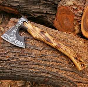 Hachas Vikingas de Primera Calidad, Forjadas a Mano, Mango Grabado, Hoja de Acero con Alto Contenido de Carbono, Hacha de Camping Tipo Tomahawk - Product Image 1