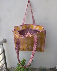 Sac fourre-tout en coton jaune moutarde imprimé à la main avec détails de surpiqûres et bretelles confortables - Product Image 1