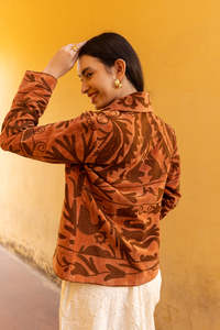 Chaqueta de Mujer Suzani en Algodón Color Óxido con Apliques Azules Bordados, Combina Lujo con la Arte Contemporánea India - Product Image 4