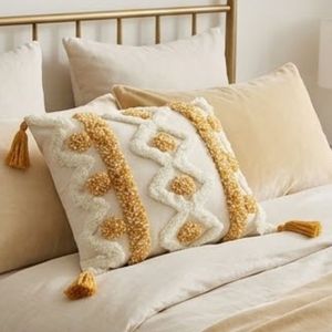 Coussin décoratif bohème brodé carré crème jaune à motif géométrique avec pompons, housse de coussin lavable - Product Image 4