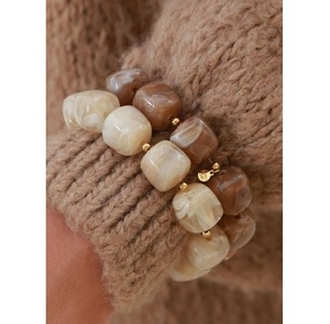 Bracelet en résine fait main avec des effets de couleur créatifs, bijou élégant pour femmes et jeunes adultes - Product Image 3