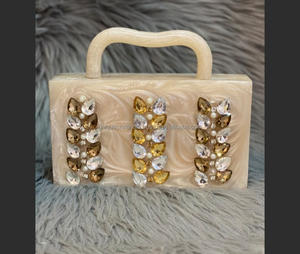 กระเป๋าคลัทช์เรซิ่นอีพ็อกซี่รูปทรงเรขาคณิตที่สมบูรณ์แบบ |   กระเป๋าคลัทช์ทรงสี่เหลี่ยมเรซิ่นอีพ็อกซี่แบบไหลลื่น |   ดีไซน์งานฝีมือที่สวยงาม ประดับด้วยไข่มุกอเมริกัน - Product Image 5