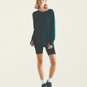 Camiseta de manga larga premium con detalles minimalistas y tela suave que ofrece un look moderno, adecuada tanto para el trabajo como para el fin de semana. - Product Image 2