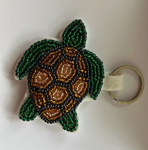 Porte-clés artisanal en verre brun foncé de style classique, orné de plumes et de flèches, accessoire fait main, écologique et imperméable - Product Image 3