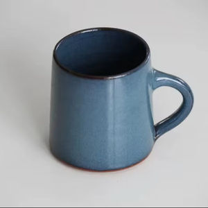 แก้วกาแฟเซรามิคพรีเมียมเคลือบสีน้ำเงินเหล็ก ดีไซน์โค้งมน จับถนัดมือ เก็บความร้อนได้ดี เหมาะสำหรับชุดอาหารสมัยใหม่ - Product Image 1