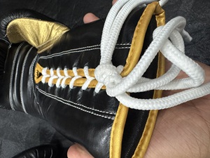 Guantes de boxeo personalizados No Boxing No Life, negros y dorados, de cuero genuino con cordones, guantes profesionales para entrenamiento y sparring, guantes de boxeo ganadores. - Product Image 5