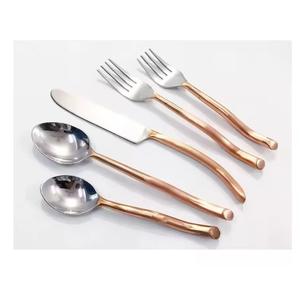Le bestseller Besteck offre un look intemporel et classique qui complète n'importe quelle mise en place de table, un ensemble de couverts incroyablement élégant. - Product Image 1