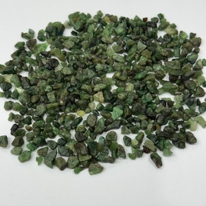 Grenat Vert Naturel de Tanzanie Tsavorite Brut Non Taillé Qualité Commerciale Pierre Brute en Vrac Grenat Naturel Vente en Gros 10kg Pierre Précieuse Fine Naturelle - Product Image 1
