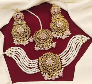 Vente en gros de parures de bijoux pour femmes en acier inoxydable plaqué or de qualité supérieure, 3 pièces, pour les mariages et les occasions de fête - Product Image 2