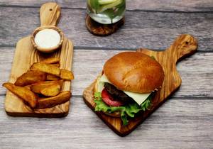Planche à découper en bois de cerisier naturel de qualité supérieure avec poignée, idéale pour la présentation en cuisine – Pièce d'usine - Product Image 2