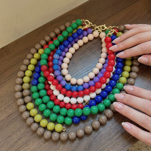 Collier d'amour en résine coulée perlée multicolore fait main et personnalisé avec motif tourbillonnant pour accessoire de mode de mariage - Product Image 1