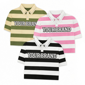 เสื้อโปโลลายทางแบบกำหนดเองพร้อมปกประดับหมุด เสื้อครอปสไตล์สตรีทแวร์ทรงโอเวอร์ไซส์ เสื้อโปโลแฟชั่นลำลองสำหรับฤดูร้อนแบบยูนิเซ็กส์ - Product Image 1