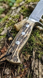 Couteau de chasse en acier Damas, lame à pointe clip, manche en bois de cerf, avec étui en cuir noir, fait main et personnalisé - Product Image 2