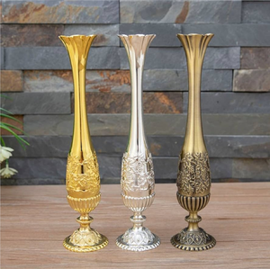 Florero esférico minimalista de latón dorado con un elegante cuello estrecho para tallos de orquídeas, disponible a precios de mayorista. - Product Image 2